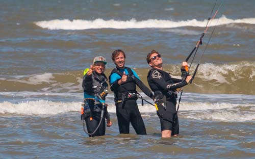bedrijfs uitje Zandvoort North Sea Kitesurf School 500px-2554 Kitesurf met je groep vrienden of bedrijf in Zandvoort de activiteit voor alle groepen. Kitesurfen Zandvoort