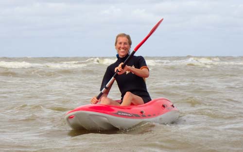 bedrijfs uitje Zandvoort North Sea Kitesurf School 500px-9020102 branding kajak. vecht je zelf door de branding van Zandvoort. Surf de golfen weer terug naar de kust op je kano. branding Kajak