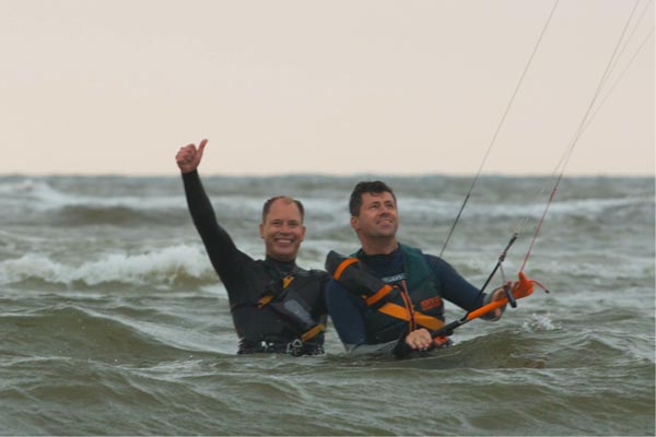 Introductie kitesurfles Zandvoort. Leer de basis van het kitesurfen in Zandvoort. Met de 3 uur durende kitesurfles leren we je de kitecontrole en de kite optuigen.