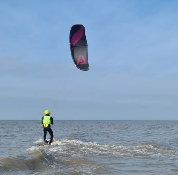 kitesurfles 3 daagse in zandvoort aan zee leer je op en neer varen op een veilige manier